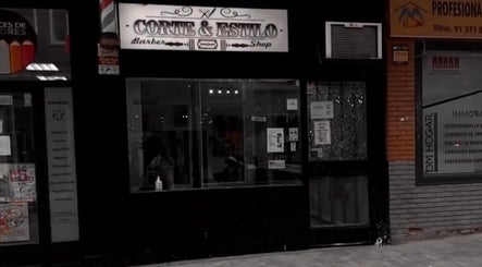 Fachada de Corte & Estilo, barbería en Madrid, Comunidad De Madrid, ES, destacando su entrada iluminada.