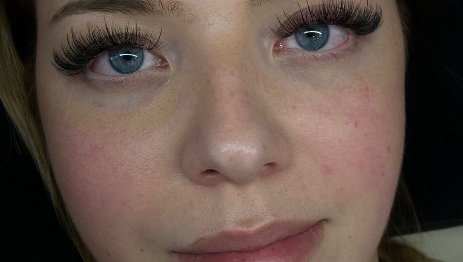 Tampilan bulu mata yang cantik di Home Lash Bali, Denpasar, ID, menciptakan kecantikan alami.