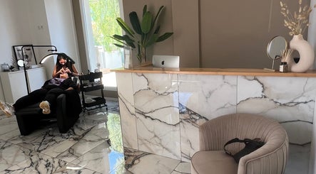 Interior moderno do Lash and Brows by Ale em Quarteira, Faro District, PT, com cliente recebendo tratamento.