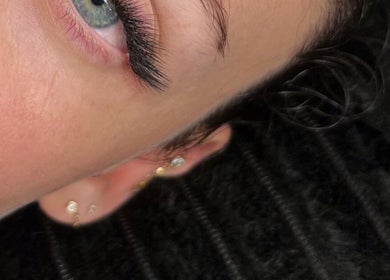 Close-up de pestanas realçadas em Lash and Brows by Ale, Quarteira, Faro District, PT.
