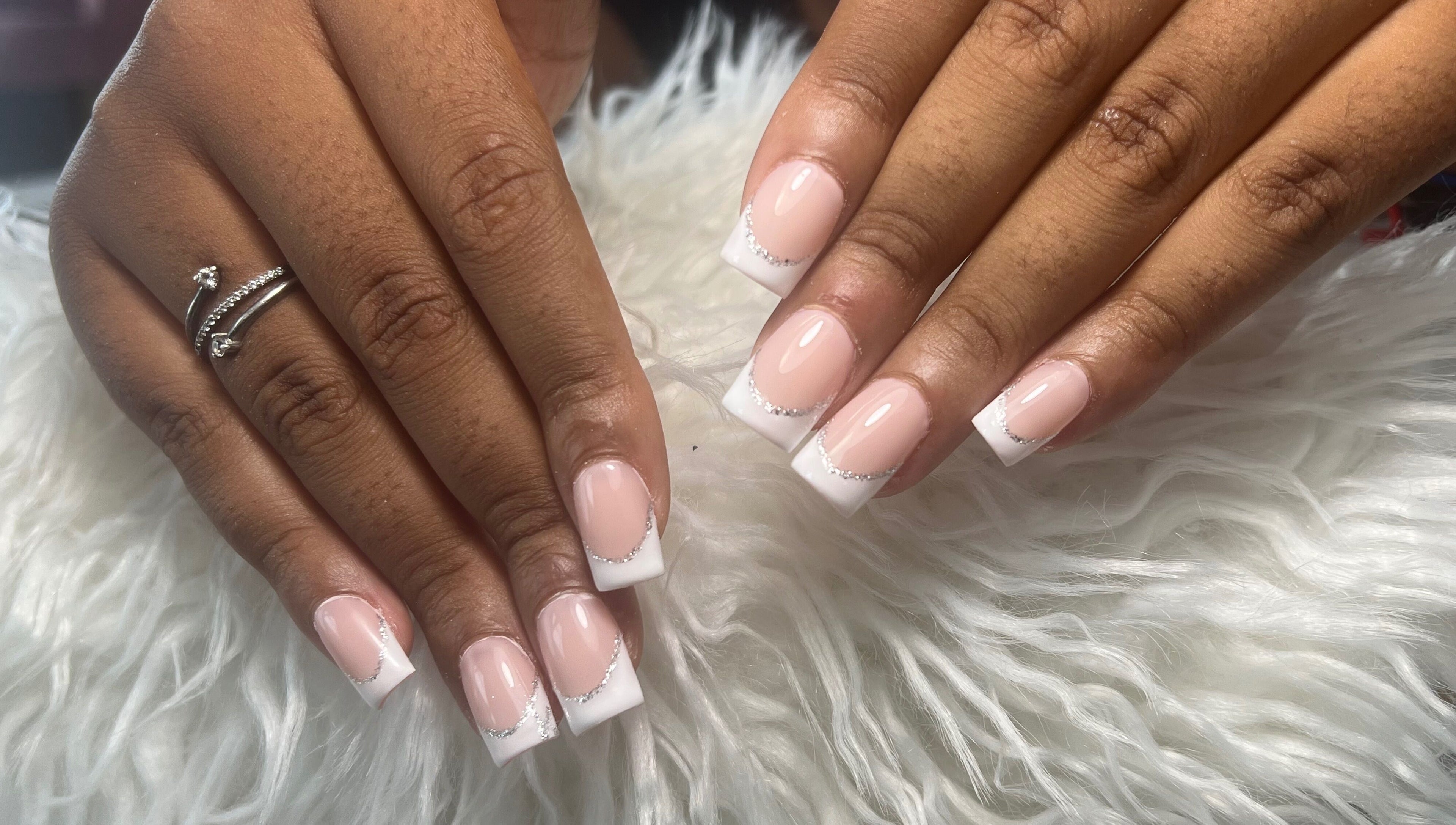 Manucure élégante avec ongles French manucure chez Zabodylove, Bouillante, Basse-terre, GP.