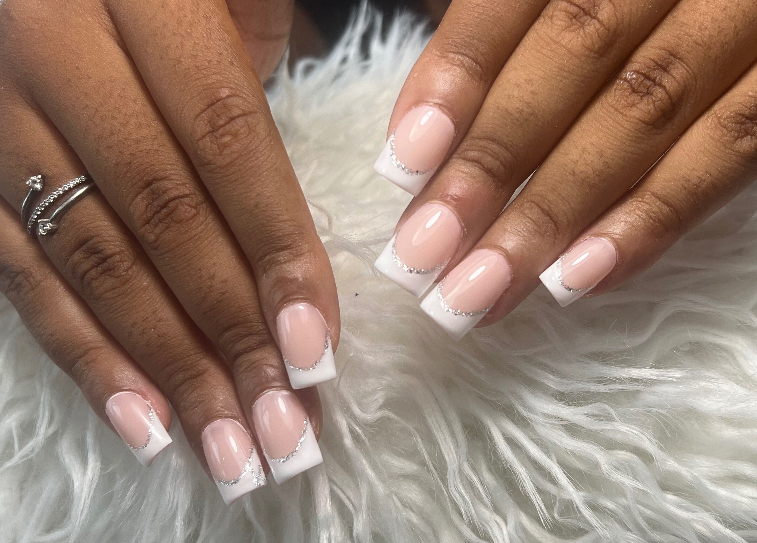 Manucure élégante avec ongles French manucure chez Zabodylove, Bouillante, Basse-terre, GP.