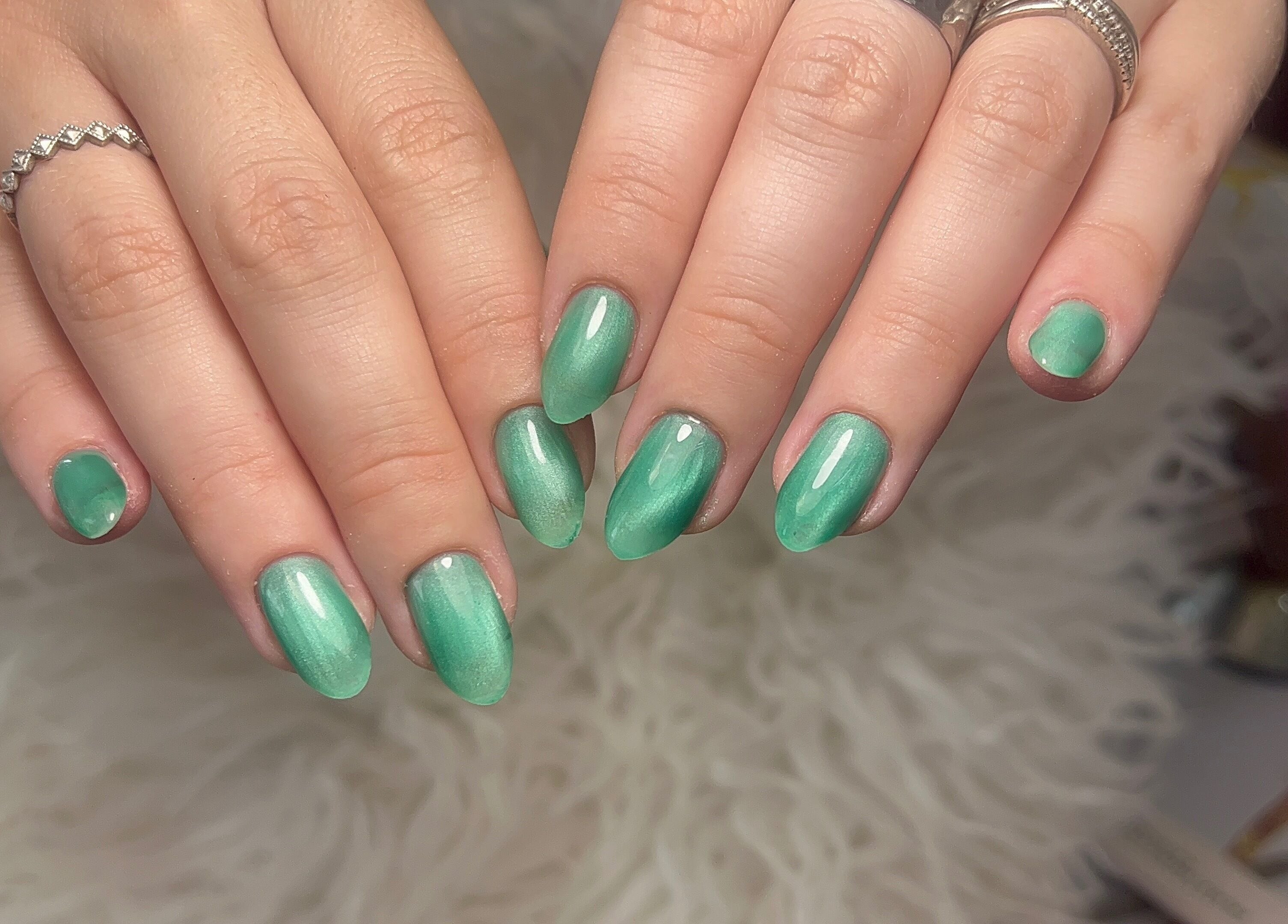 Vernis vert élégant sur ongles à Zabodylove, Bouillante, Basse-terre, GP, offrant une beauté naturelle.