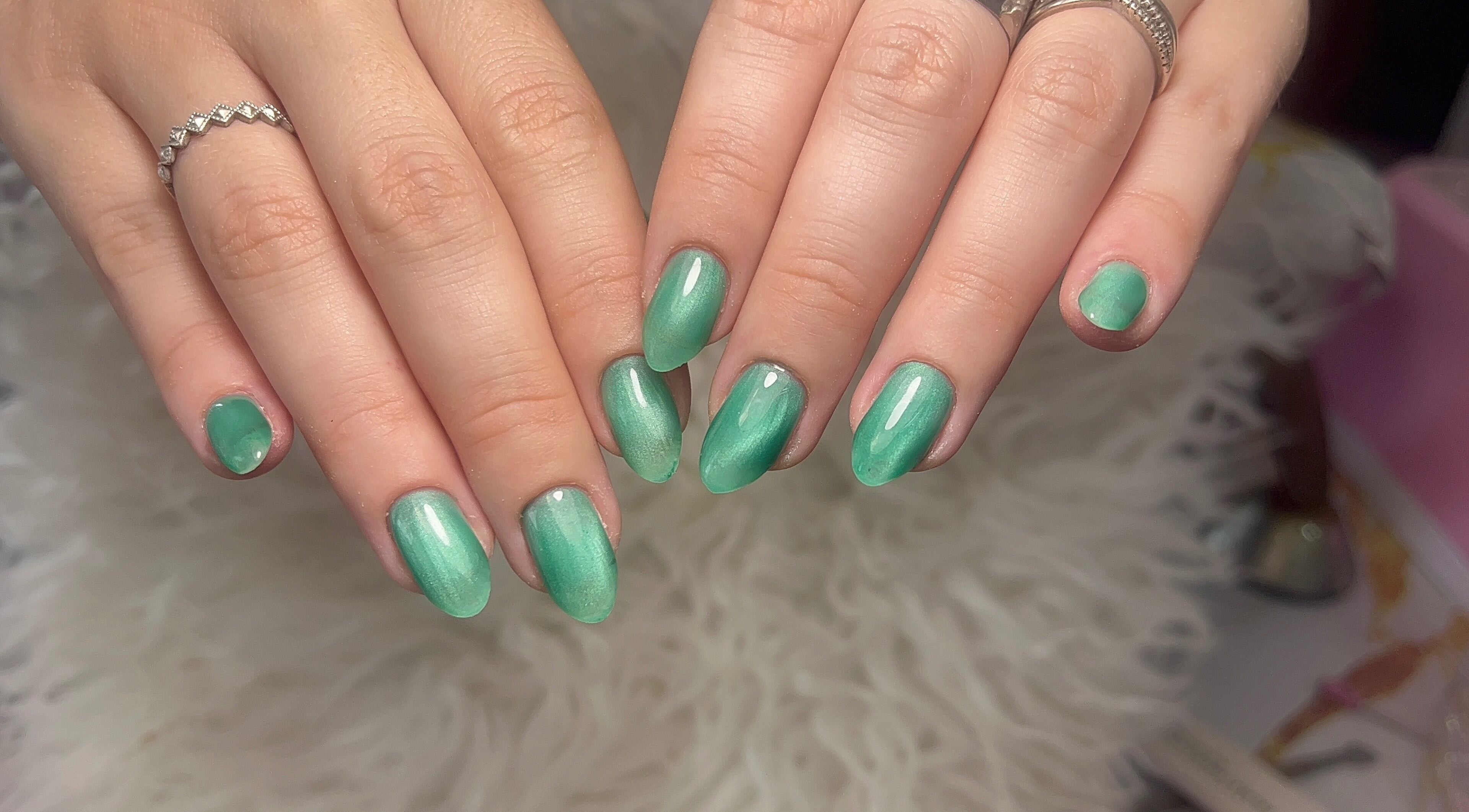Vernis vert élégant sur ongles à Zabodylove, Bouillante, Basse-terre, GP, offrant une beauté naturelle.