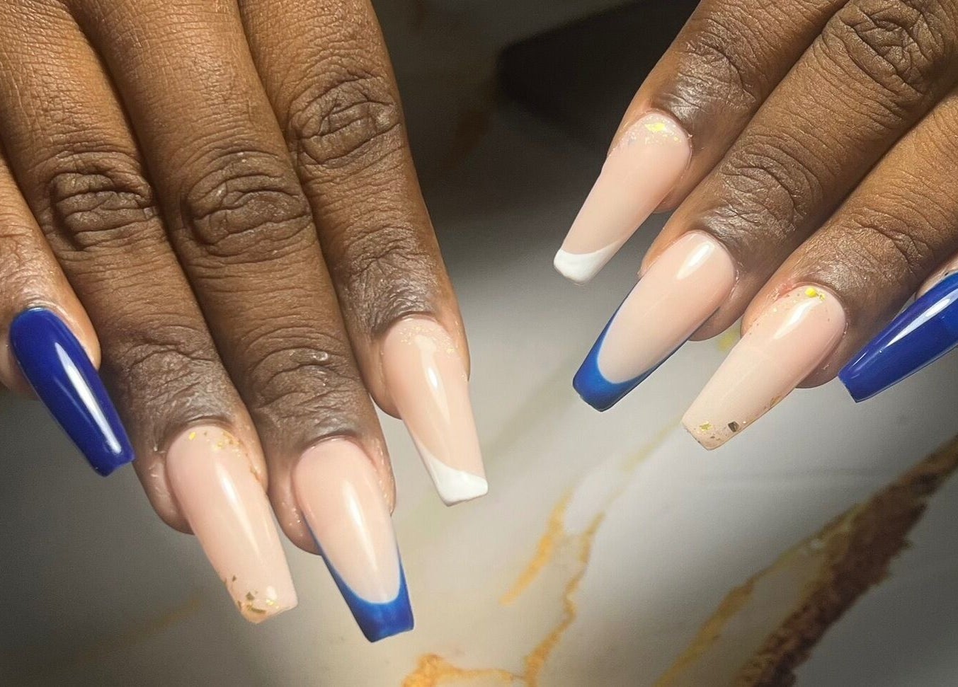 Manucure élégante avec bleu et blanc à Zabodylove, Bouillante, Basse-Terre, GP.