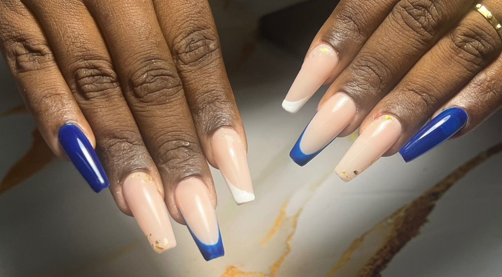 Manucure élégante avec bleu et blanc à Zabodylove, Bouillante, Basse-Terre, GP.