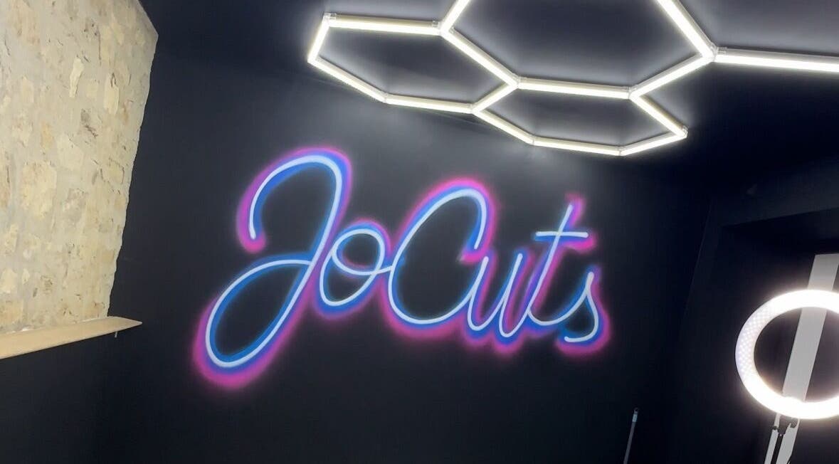 Logo lumineux de Jocuts sur un mur intérieur à Avenay, Normandie, FR.