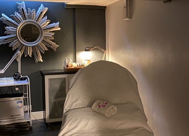 Tranquil room at Crystal Palace, London, England, GB with elegant mirror and cozy treatment space.