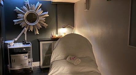 Tranquil room at Crystal Palace, London, England, GB with elegant mirror and cozy treatment space.