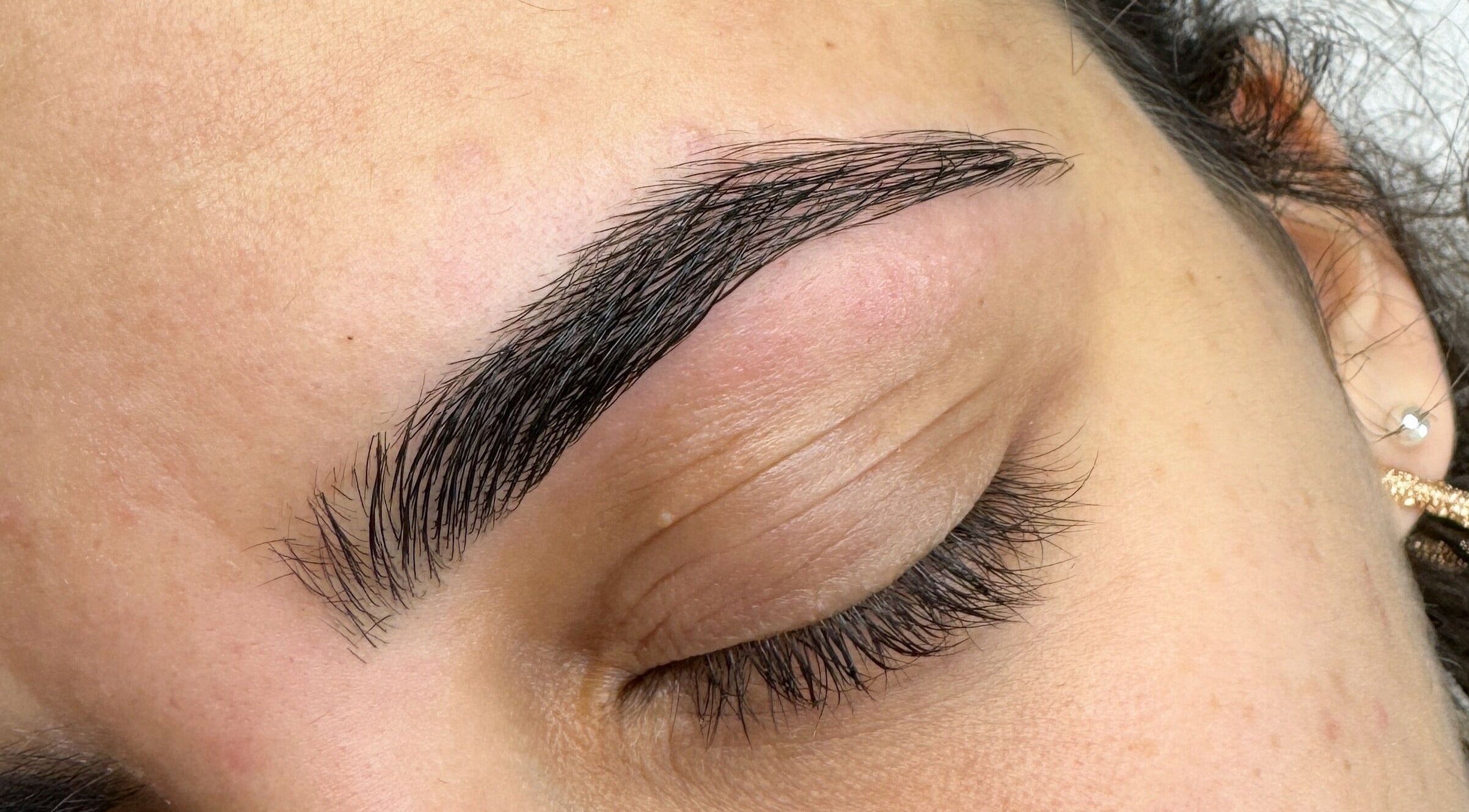 Close de sobrancelhas estilizadas no Andréa Beauty, Lisboa, Lisboa, PT.