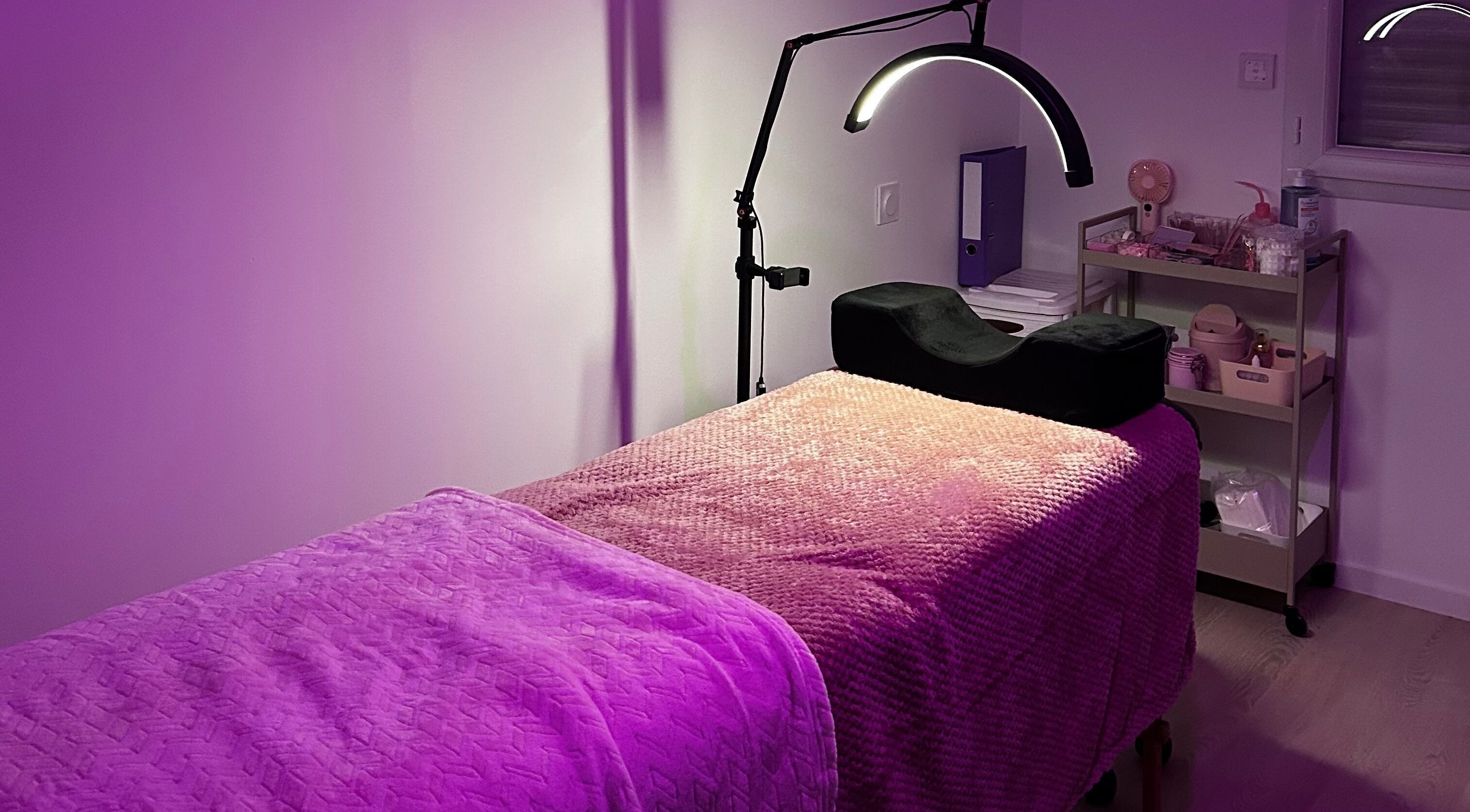 Salle de massage chez O’Glam, Servas, Auvergne-rhône-alpes, FR, éclairée d'une lumière douce pour détente.