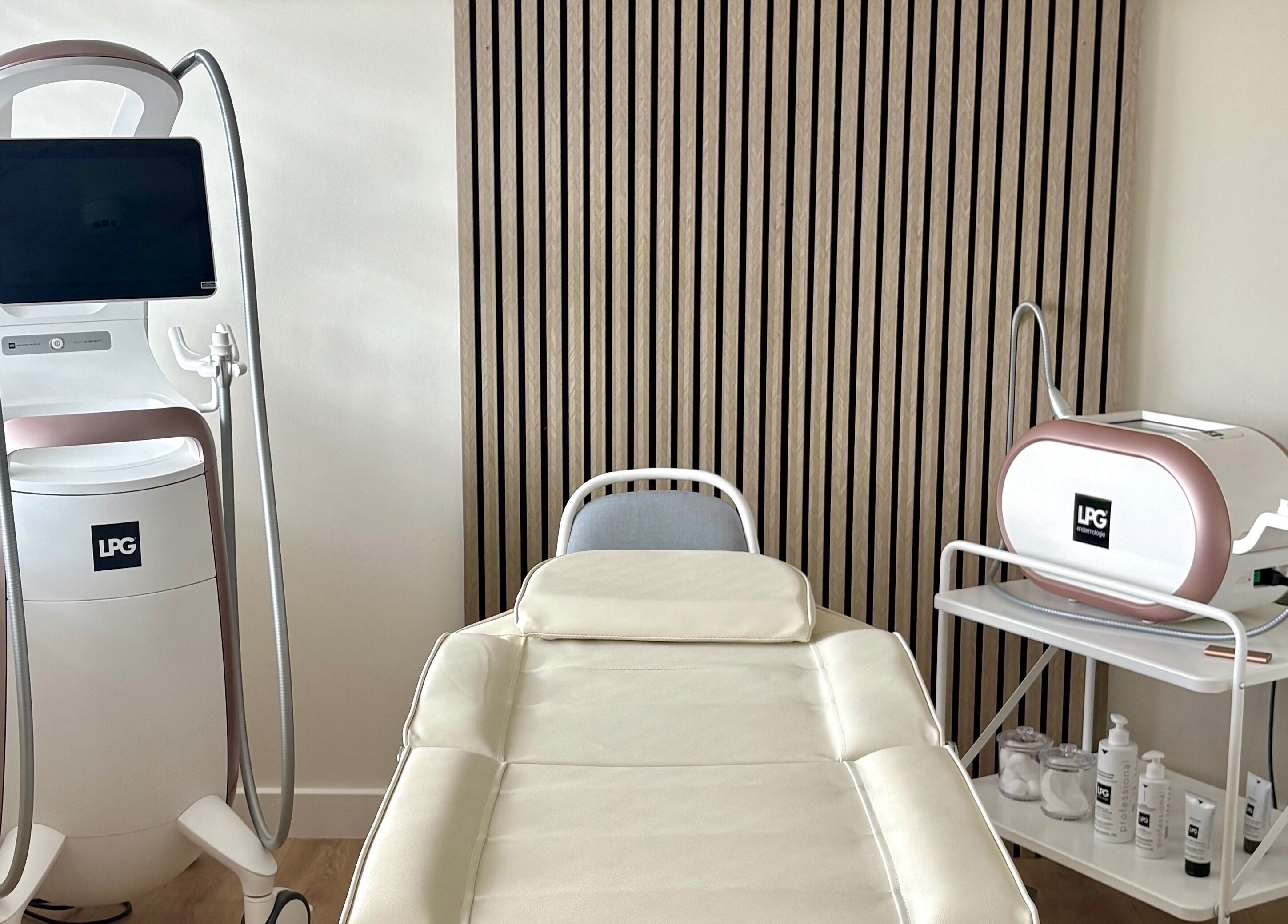 Calm treatment room at Daniva Wellness, Cuffley, GB with modern LPG equipment and a comfortable massage bed.