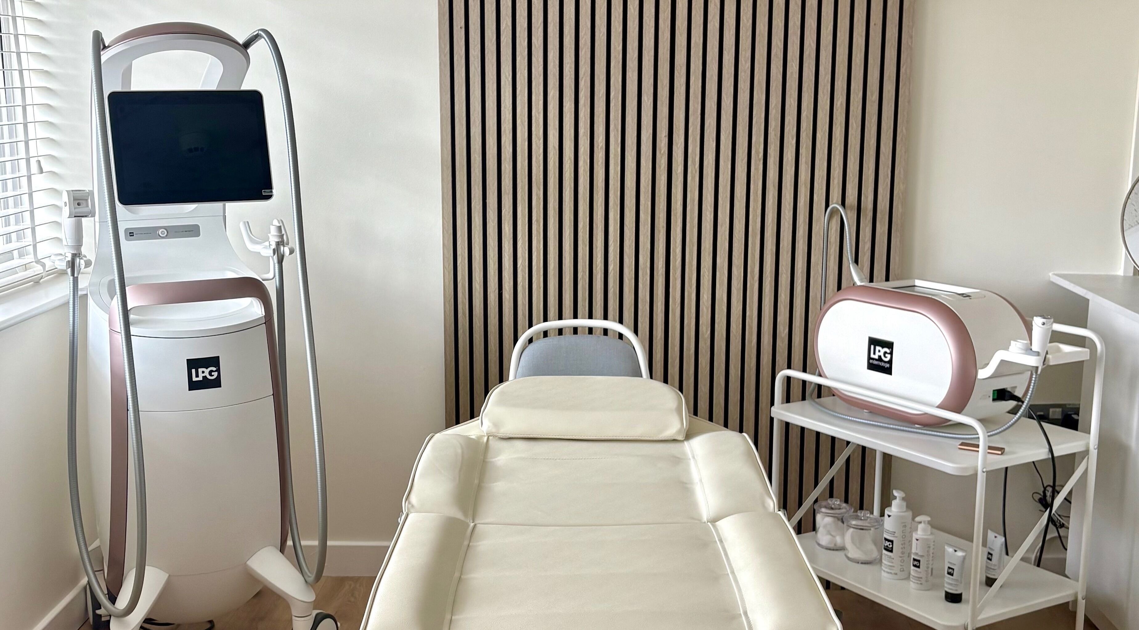 Calm treatment room at Daniva Wellness, Cuffley, GB with modern LPG equipment and a comfortable massage bed.