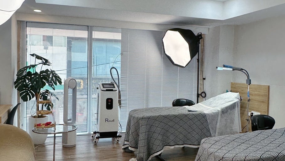 Relaxing treatment room at Yen Beauty Studio in Hồ Chí Minh, VN with modern decor and spa equipment.