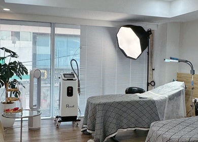 Relaxing treatment room at Yen Beauty Studio in Hồ Chí Minh, VN with modern decor and spa equipment.
