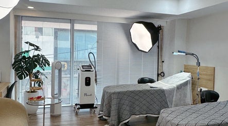 Relaxing treatment room at Yen Beauty Studio in Hồ Chí Minh, VN with modern decor and spa equipment.