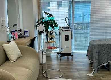 Yen Beauty Studio treatment room in Hồ Chí Minh, VN with cozy seating and modern equipment.