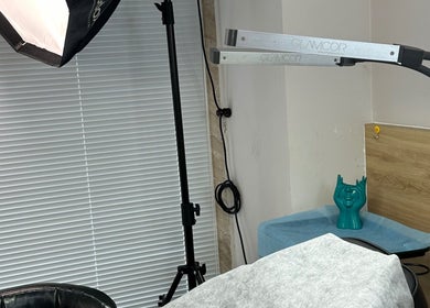 Relaxing treatment room at Yen Beauty Studio, Hồ Chí Minh, VN, featuring modern lighting and comfortable seating.