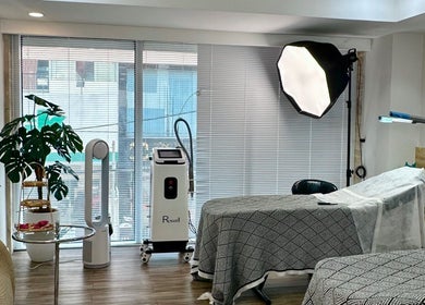 Tranquil treatment room at Yen Beauty Studio, equipped with modern devices in Hồ Chí Minh, Hồ Chí Minh, VN.