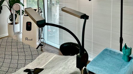 Modern treatment room at yen beauty studio, Hồ Chí Minh, VN featuring sleek equipment and ambient lighting.