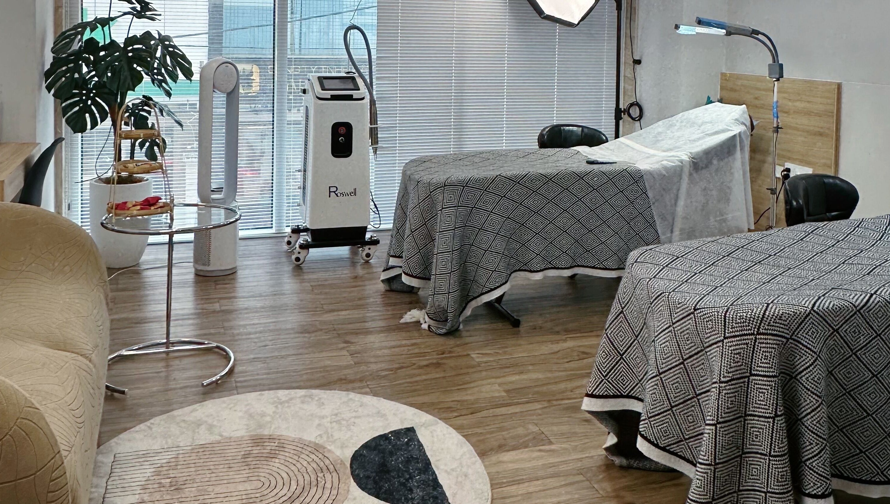 Relaxing spa room at yen beauty studio, Hồ Chí Minh, VN with massage beds and ambient lighting.