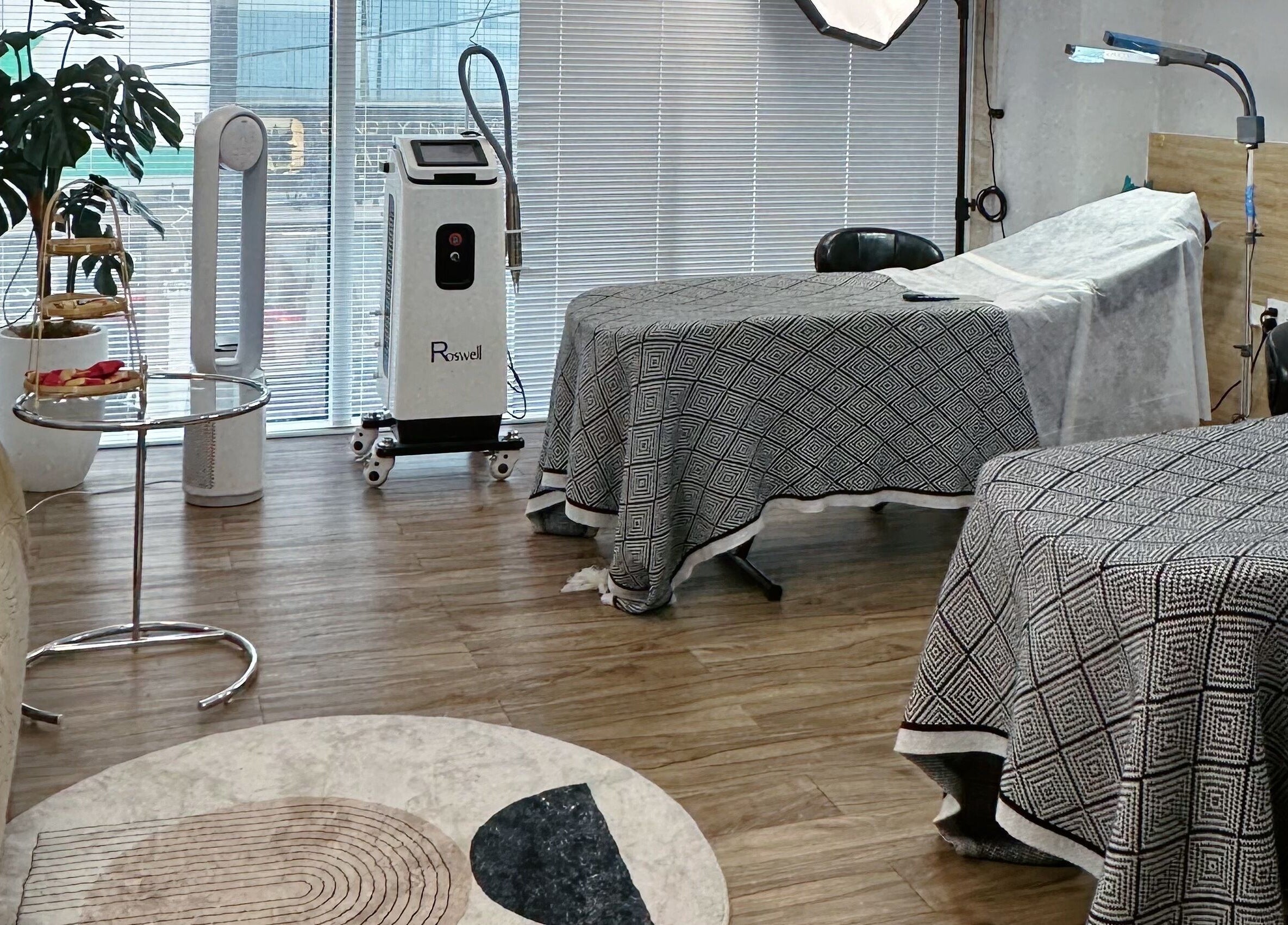 Relaxing spa room at yen beauty studio, Hồ Chí Minh, VN with massage beds and ambient lighting.