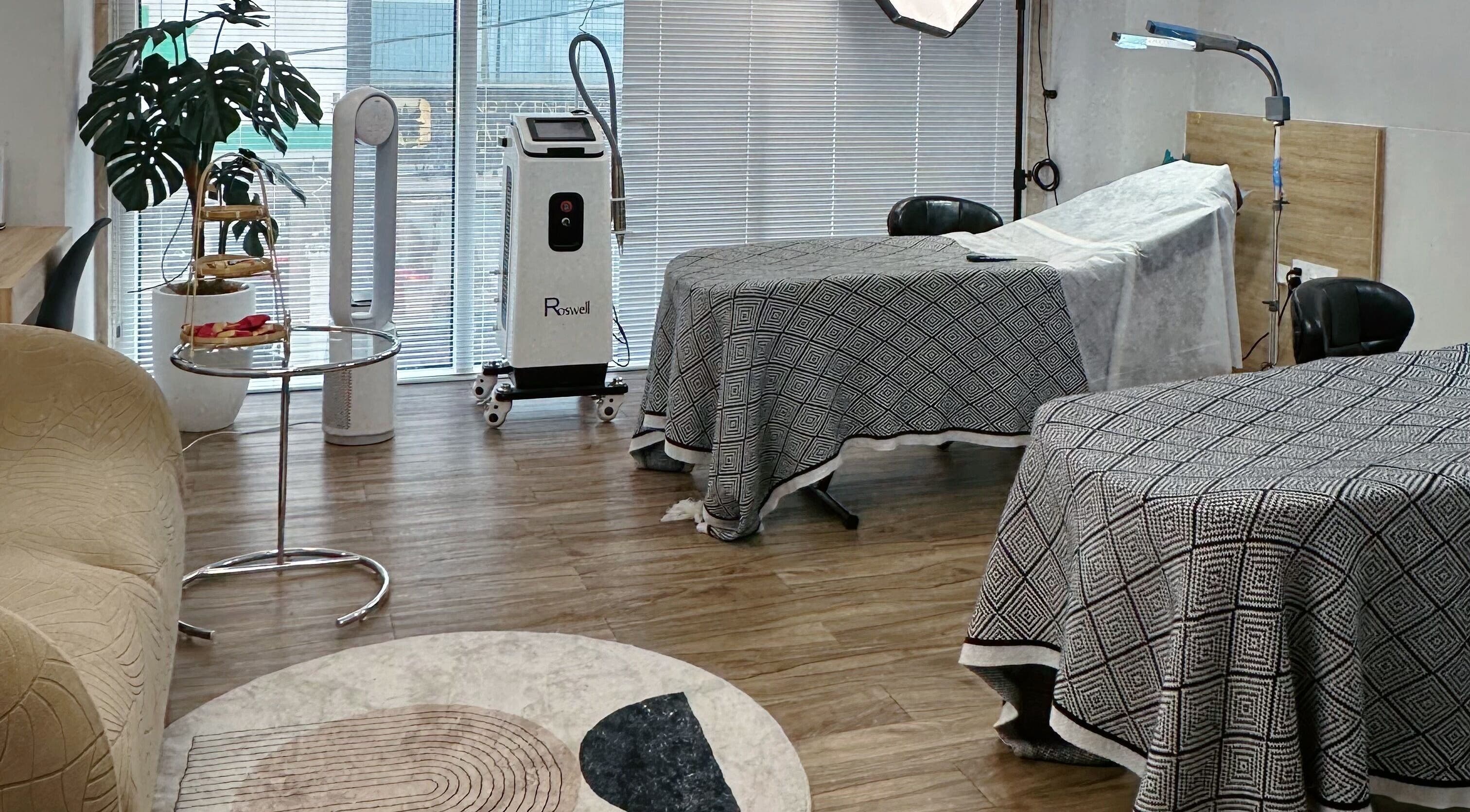 Relaxing spa room at yen beauty studio, Hồ Chí Minh, VN with massage beds and ambient lighting.