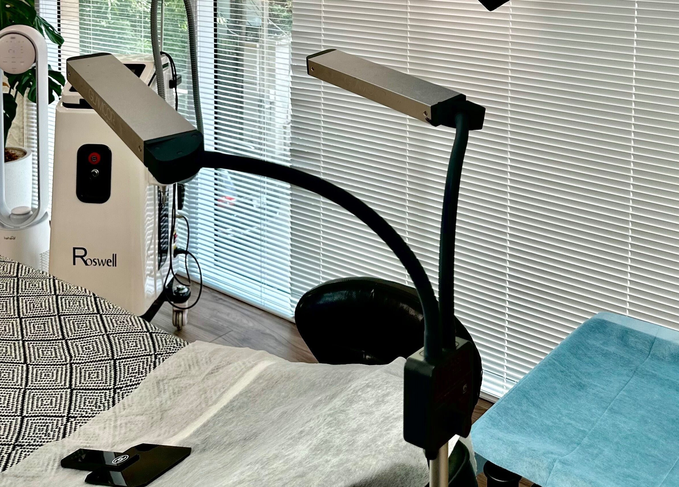 Modern treatment room at yen beauty studio, Hồ Chí Minh, VN with sleek equipment and stylish decor.