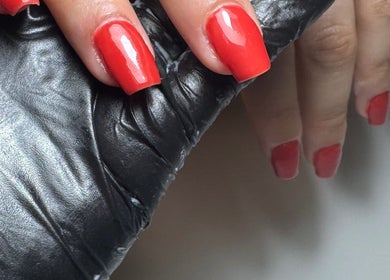 Unhas vermelhas elegantes no Studio Anaísa em Braga, Braga, PT. Beleza e estilo impecáveis.