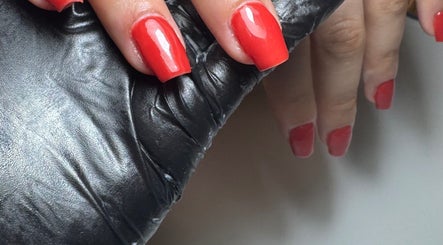 Unhas vermelhas elegantes no Studio Anaísa em Braga, Braga, PT. Beleza e estilo impecáveis.