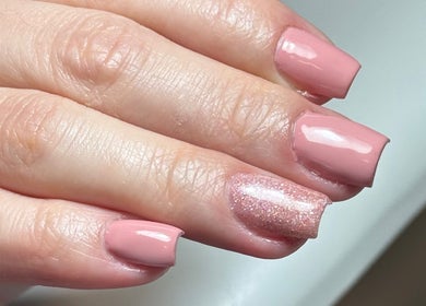 Unhas esmaltadas em rosa e brilhantes, serviço oferecido pelo Studio Anaísa em Braga, Braga, PT.