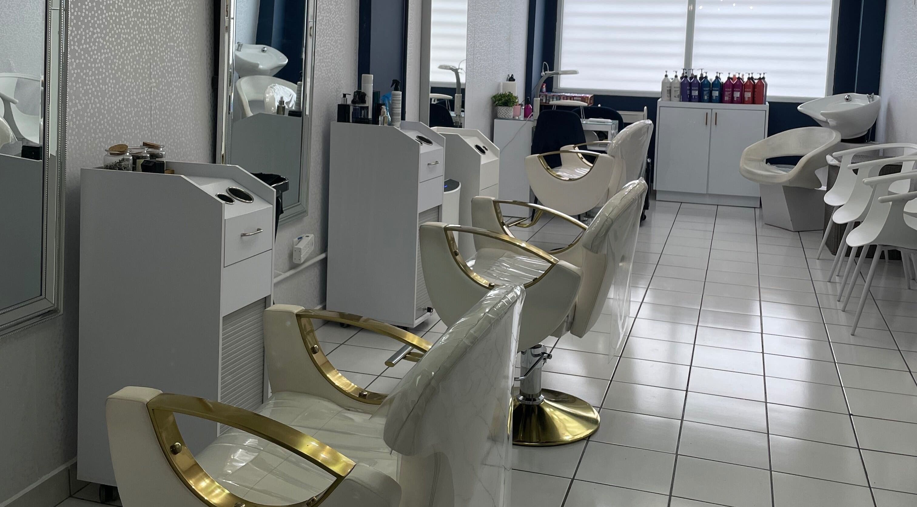 Elegante interior de Trending Hair Studio en San Juan, Puerto Rico, PR, mostrando sillas y espejos.
