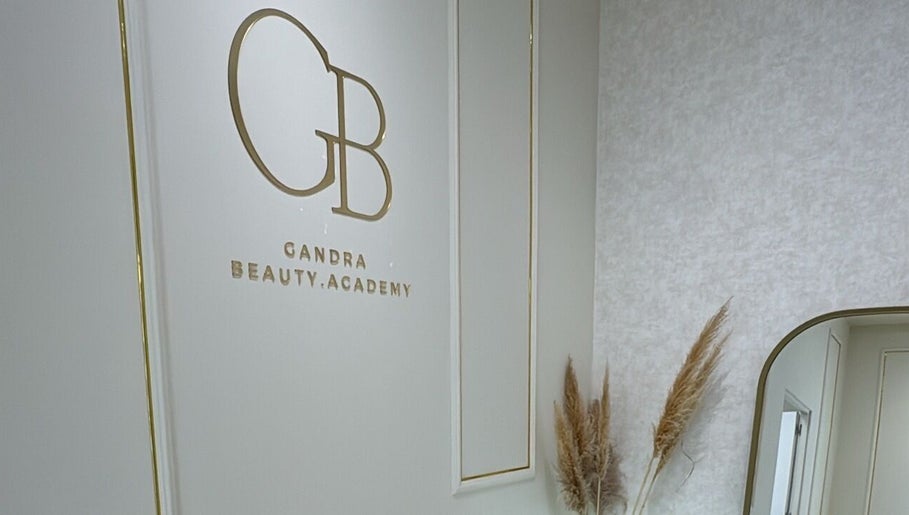 Logotipo da Gandra Beauty. Academy em Maia, Porto, PT em parede elegante.