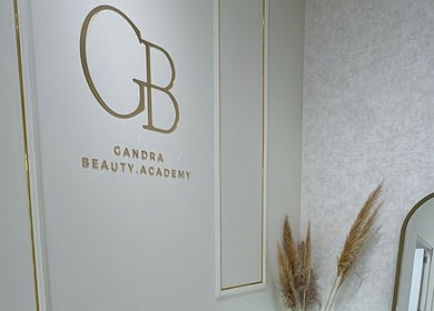 Logotipo da Gandra Beauty. Academy em Maia, Porto, PT em parede elegante.