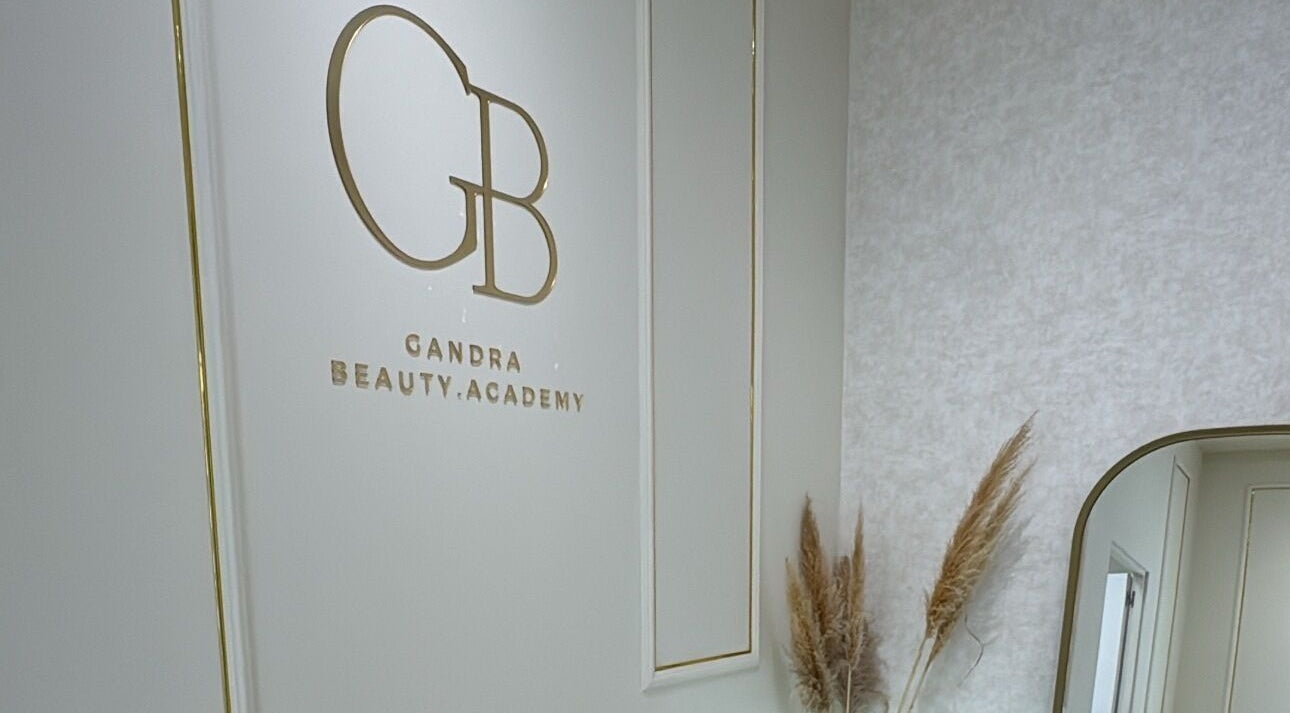 Logotipo da Gandra Beauty. Academy em Maia, Porto, PT em parede elegante.