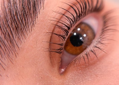 Close-up do olho realçando cílios na Gandra Beauty. Academy, Maia, Porto, PT.
