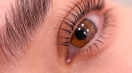Close-up do olho realçando cílios na Gandra Beauty. Academy, Maia, Porto, PT.