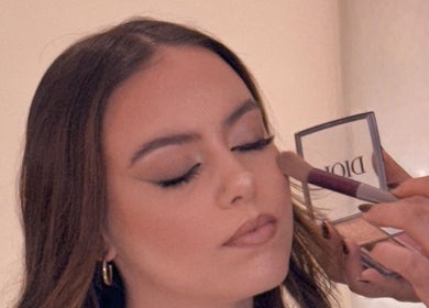 Aplicação de maquiagem em cliente na Gandra Beauty. Academy, Maia, Porto, PT.