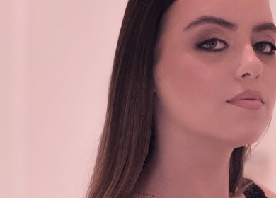 Retrato elegante de modelo em Gandra Beauty. Academy, Maia, Porto, PT.