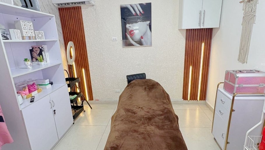 Sala de tratamiento en Yaya Beauty Studio, San Pedro De Macorís, elegante y acogedora para una experiencia relajante.