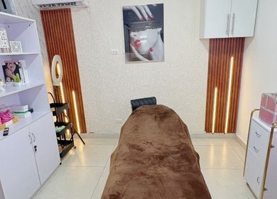 Sala de tratamiento en Yaya Beauty Studio, San Pedro De Macorís, elegante y acogedora para una experiencia relajante.