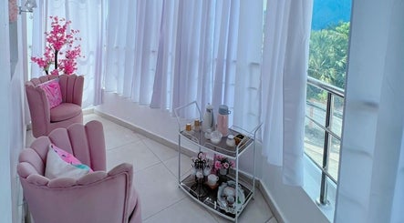 Acogedor rincón de Yaya Beauty Studio en San Pedro De Macorís con sillas rosas y decoración elegante.
