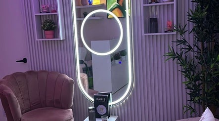 Sofá elegante con espejo iluminado en Yaya Beauty Studio S.D., Santo Domingo Este, Santo Domingo, DO.