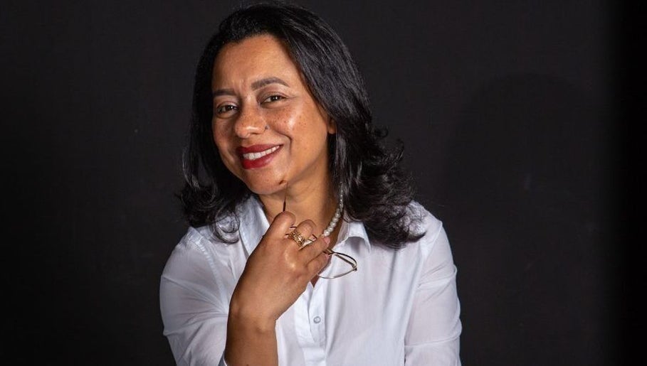 Pessoa sorrindo no estúdio KP Beauty, Póvoa De Varzim, Porto, PT, transmitindo confiança.