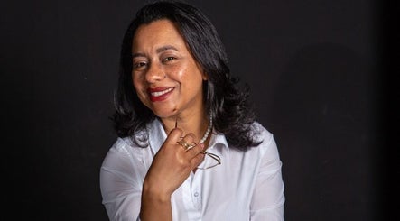 Pessoa sorrindo no estúdio KP Beauty, Póvoa De Varzim, Porto, PT, transmitindo confiança.