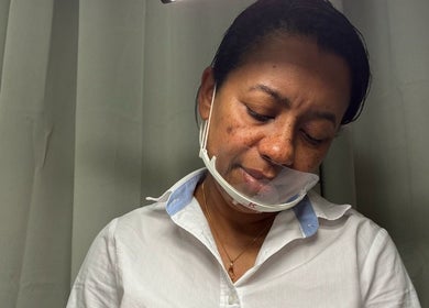 Profissional em KP Beauty, Póvoa De Varzim, Porto, PT, atende cliente com máscara protetora.
