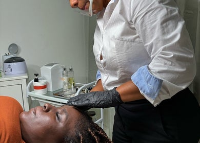 Tratamento de massagem facial em KP Beauty, Póvoa De Varzim, Porto, PT, promove relaxamento e bem-estar.