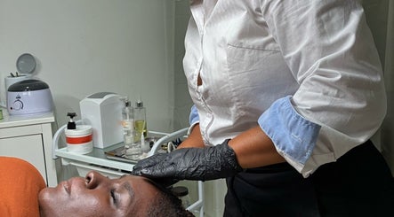 Tratamento de massagem facial em KP Beauty, Póvoa De Varzim, Porto, PT, promove relaxamento e bem-estar.