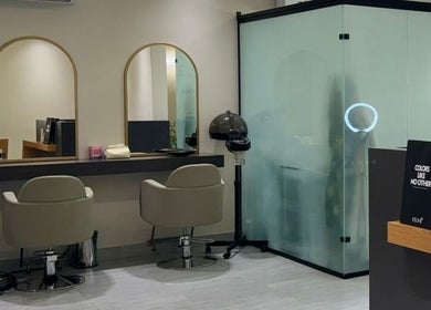 صالون راقٍ في Beautiful Shine بالرياض، منطقة الرياض، SA يتميز بتصميم حديث وأنيق.