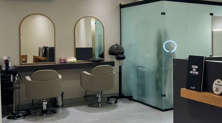 صالون راقٍ في Beautiful Shine بالرياض، منطقة الرياض، SA يتميز بتصميم حديث وأنيق.